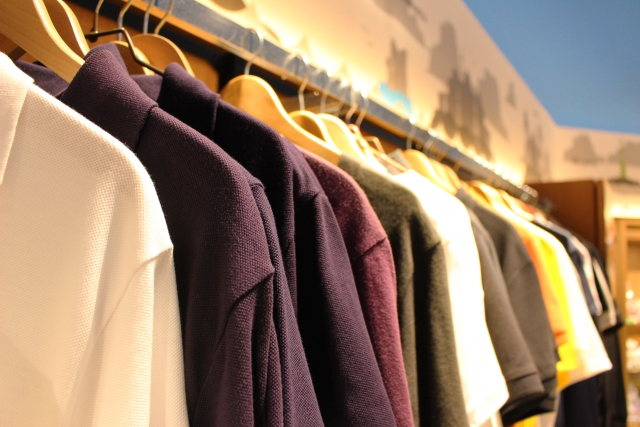 さまざまなシャツが並んでいるアパレルショップの風景