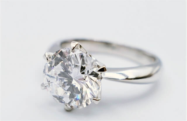 大粒のダイヤモンドが付いたリング