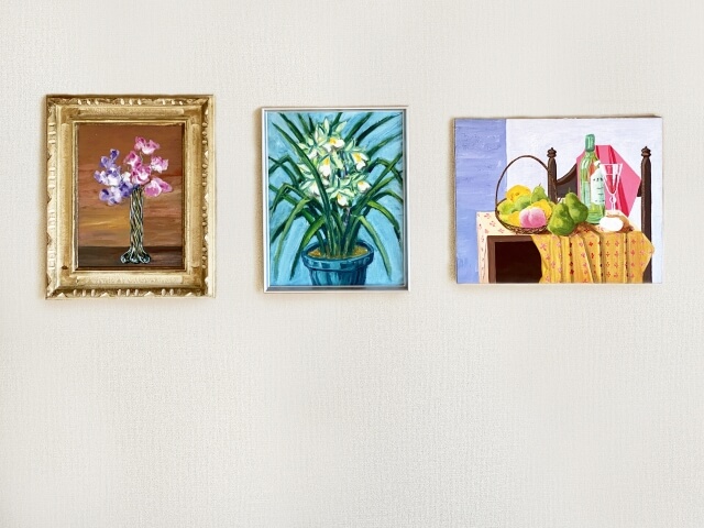 壁に掛けられた絵画3つ
