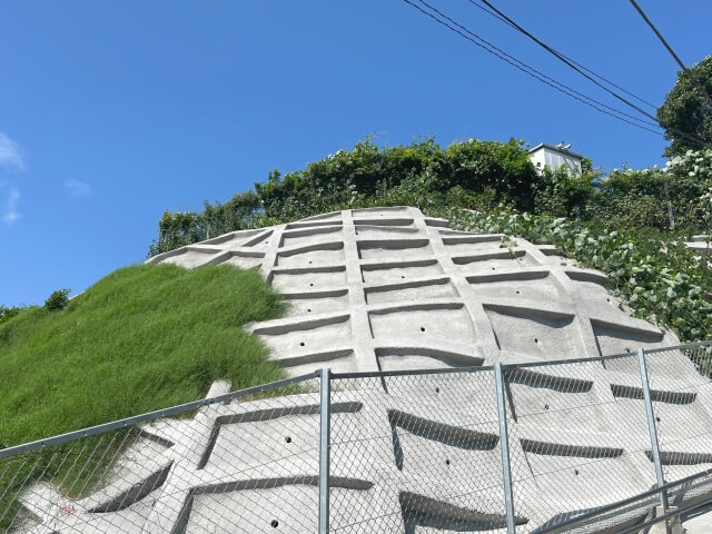 コンクリートで固められた法面