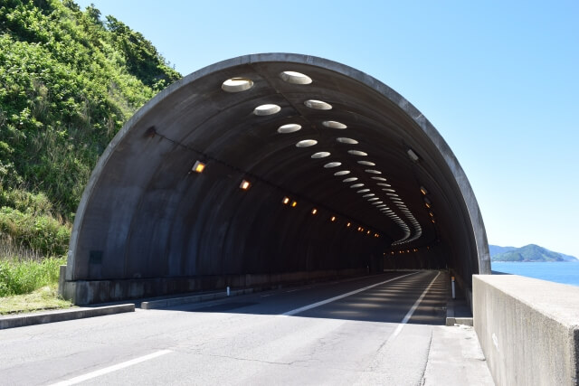 海岸沿いのトンネル