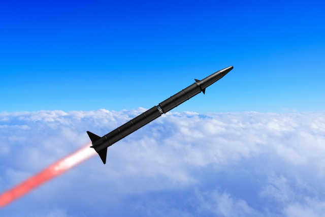 飛翔するミサイル