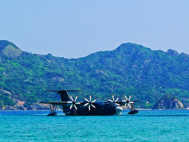 水陸両用の飛行艇が海上に着水している