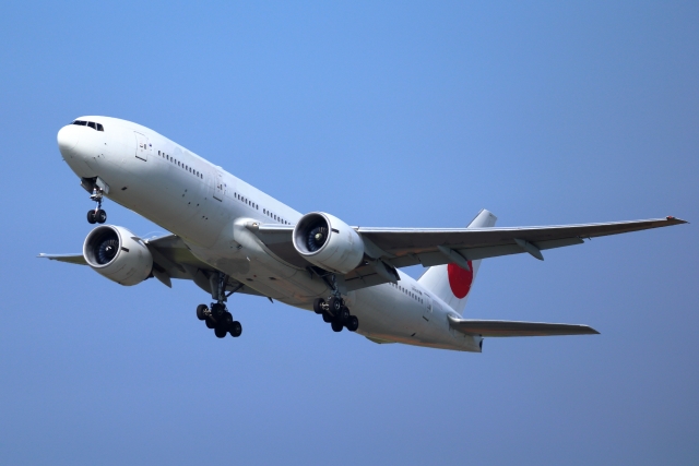 飛行するジェット機