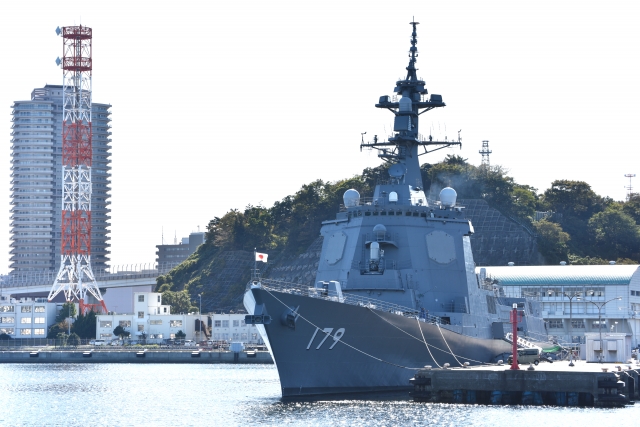 港に停泊する護衛艦