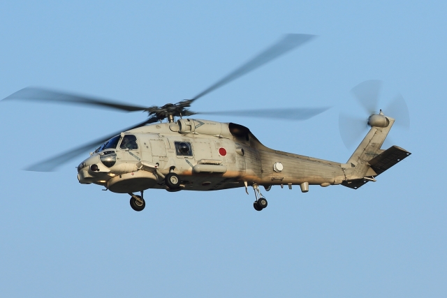 飛行する自衛隊ヘリ