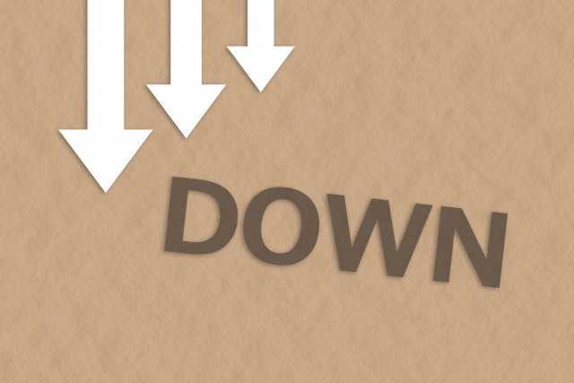 カードボード風の背景に白い下向き矢印3つとDOWNの文字