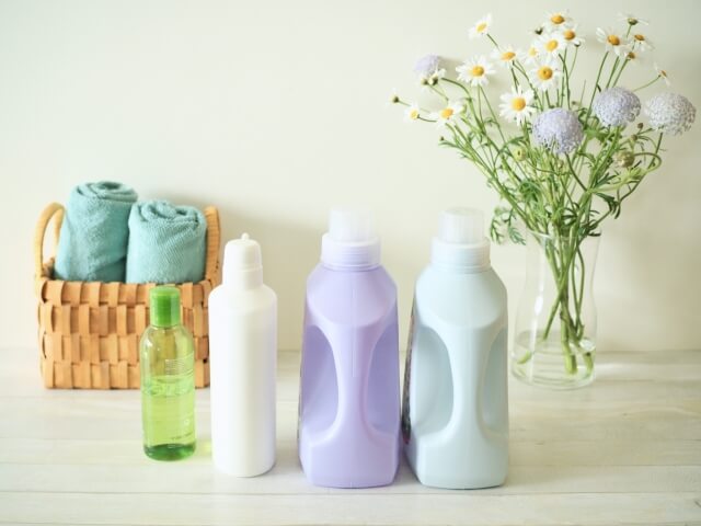 並べられた洗剤ボトルとタオル、花瓶