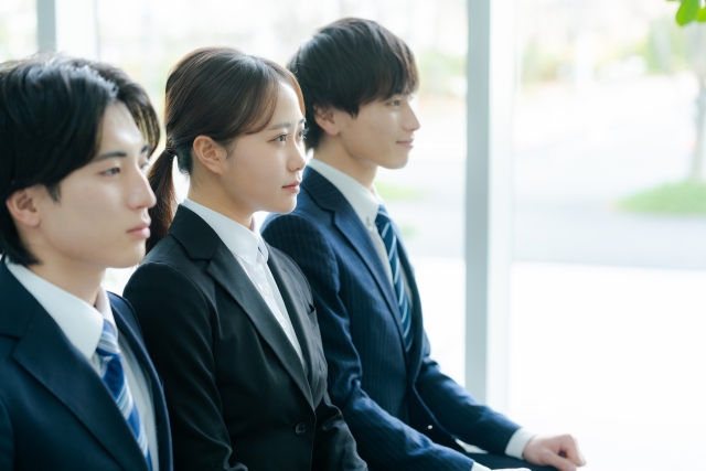 就職面接を受ける学生3人