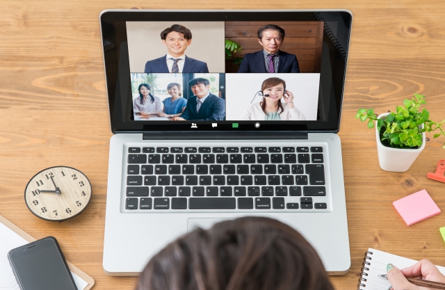 机の上においたPCのオンライン会議をしているイメージ