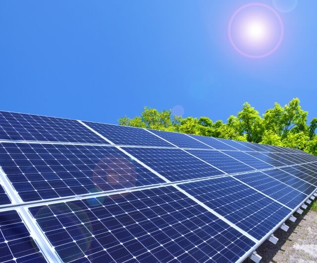 日に照らされている太陽光発電パネル