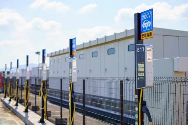自動車の充電スポットと蓄電設備