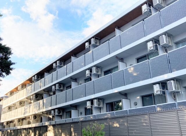 3階建てマンションのベランダ側を見た風景