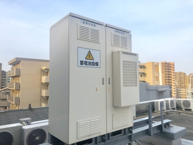 ビル屋上に設置された蓄電池設備