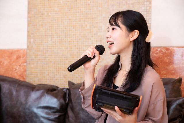カラオケを楽しんでいる女性