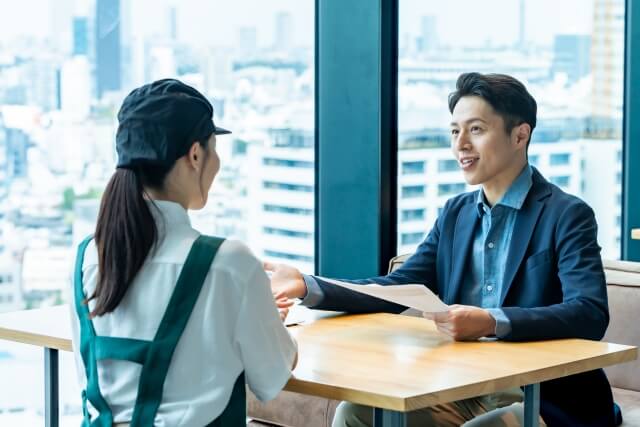 顧客の女性と商談をするビジネスマン